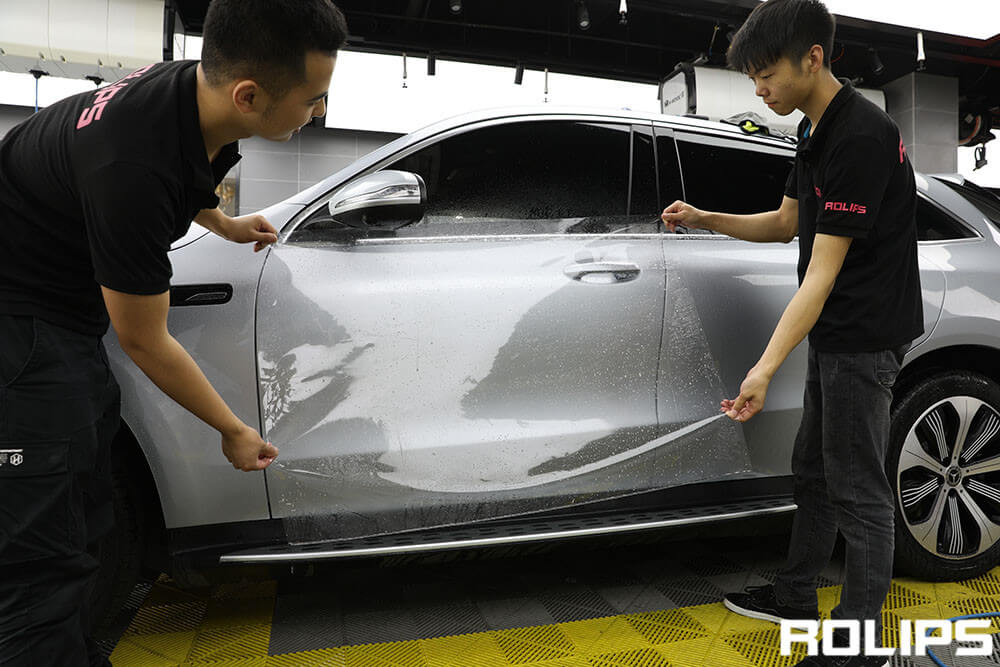 整車貼隱形車衣會(huì)傷害車漆嗎？